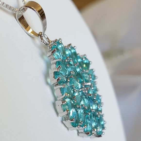 Peacock Green Zircon Pendant - Picture 11 of 12